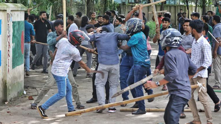 ঢাবিতে আহত শতাধিক, থেমে থেমে চলছে সংঘর্ষ